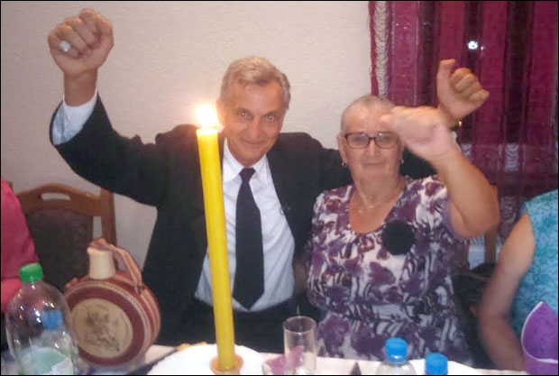 Живи себе сахранили па повели коло на својим задушницама: Драган и Драгица опет себе испраћају на онај свет, а сад траже и наследнике (ФОТО)